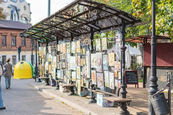 Kapsamlı oturma alanı, pergola, bitkiler, broşürler, binalar Avrupa tarzı, bulutlu gökyüzü, canlı renkler, derinlik perspektifi, Individu Kyiv, Ukrayna 10-11-2024