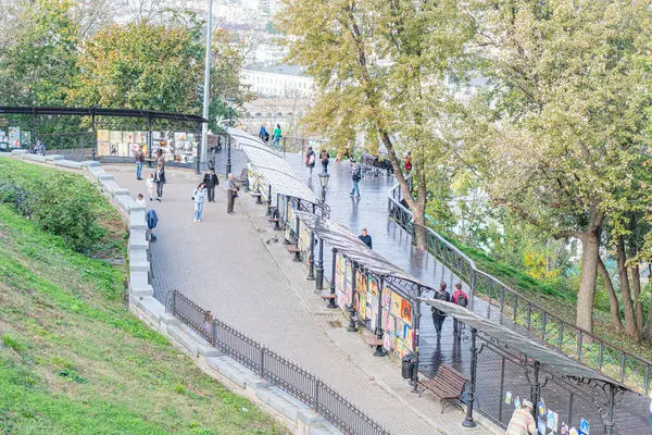 Pazar, ağaçlar, insanlar, canlı sanat eserleri, hafif ışıklandırma Kyiv, Ukrayna 10-11-2024