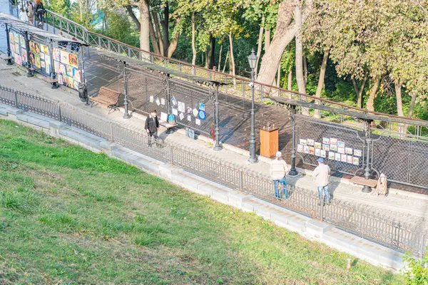 Manzaraya bakan bir bakış açısına sahip merdiven ayarları Metal korkuluklar, çitler, yayalar, dekorasyonlar kitapları, posterleri, Arti Kyiv, Ukrayna 10-11-2024