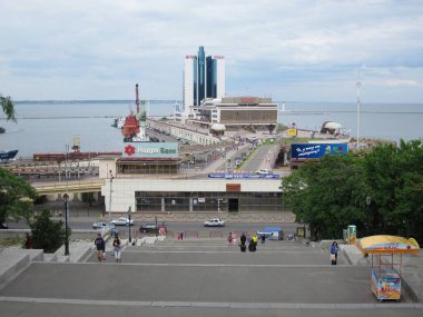 Şehir manzarası, park halindeki araba ve yayalarla sokak manzarası, Lotus işaretli çok katlı bina, uluslararası veya çok kültürlü topluluk Arap scr Odessa, Ukrayna 06-07-2012
