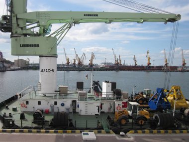 Rıhtımlı kargo mavnası ve sakin su ile büyük turuncu noktalı liman - Odessa, Ukrayna 06-07-2012.