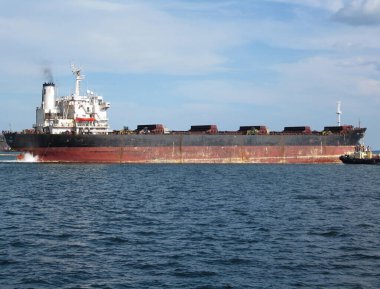 Mavi tonlu bulutlu gökyüzü altında büyük bir kargo gemisi Robust gövdesi, çoklu güverte, filikalar, vinçler, işlevsel özellikler nec - Odessa, Ukrayna 06-07-2012.