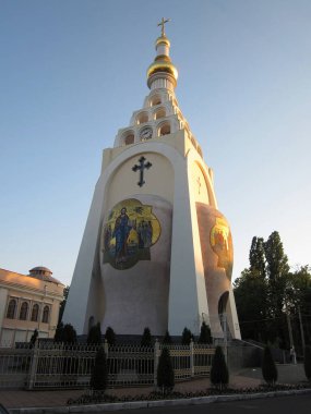 Çoklu kubbeli ve haçlı kentsel Ortodoks kilisesi, açık renkli taş yapı, büyük haçlı merkez kubbe, üste yeşillik, mimari ve u - Odessa, Ukrayna 06-08-2012.