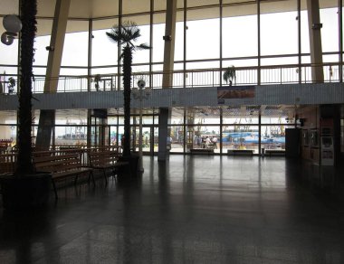 Yüksek tavan, doğal ışık, cilalı fayanslar, ahşap banklar, metalik duvar panelleri, platform veya bekleme alanı, bireyler, otobüs, yükseklik - Odessa, Ukrayna 06-15-2012,