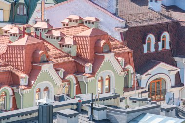 Akdeniz İspanyol mimarisi ile yoğun nüfuslu, renkli bir yerleşim bölgesinin bir bölümü, kaplamalı çatıları olan binalar sergileniyor.