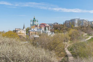 Büyük mavi ve altın bir kilise, kubbeler, kuleler ve değişik renklerde çatıları olan pitoresk bir yamaç kasabası. Taştan ve tuğladan yapılmış binalarla geleneksel bir şehir.