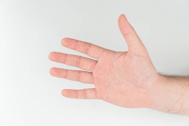 Genişlemiş parmakları olan, deri dokusunu gösteren avuç içine odaklanmış bir insan elinin yakın plan görüntüsü belirsiz bir arkaplanda izole edilmiştir.