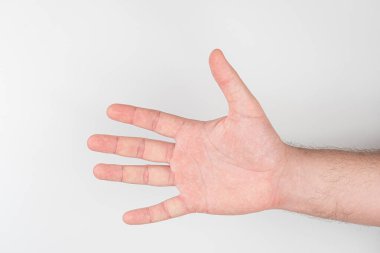 Hareket eden kişiye arkadan yakın çekim, bulanık arkaplan, arkaya ve omuzlara odaklanma, hatta aydınlatma, samimi tarz, dinamik kompozisyon