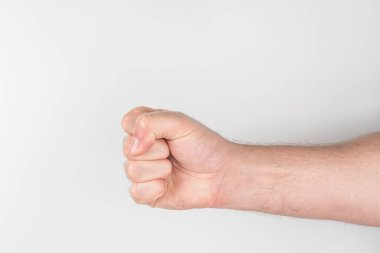 Kısa kollu bir giysi içinde bir kişinin kolunun yakın görüntüsü, kolunda sıkılmış hafif bir ten tonu ile ön kolda görünür. Tarif edilemeyen arka plan ileri-açılı yan bakış açısı Eyleme ya da em 'e vurgu