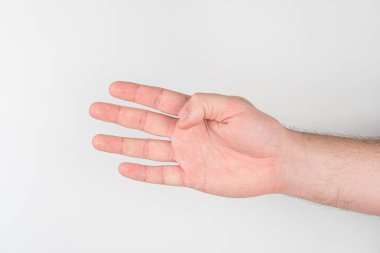 Adil, pürüzsüz insan kolu omuz bilek üzerinde, görünür tendonlar ve damarlar, dövme ya da yara yok, zıt zıt arka plan, hatta ışıklandırma ile kapalı ortam