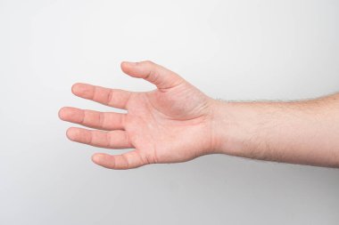 Eski bir elin yakın plan fotoğrafı, açık avuç içi ve hafifçe kıvrılmış parmaklar, düz bir arkaplan üzerinde