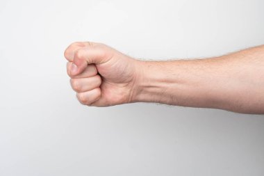 Hareket eden bir kolun yakın plan görüntüsü, kollar sımsıkı kavrulmuş, hafif bulanık bir arka plan ile sağda uzanır hatta ışıklandırma, muhtemelen kapalı alan veya yumuşak ışık kaynağı bile görünür metin biçimi m 'yi vurgular