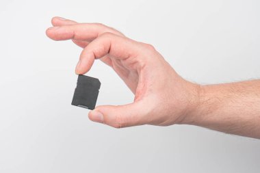 Hafıza kartını parmaklarınla kapat.