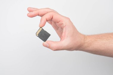 Hafıza kartını parmaklarınla kapat.