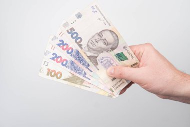 Yüksek meblağlı banknotlar 100, 200 dolar, muhtemelen takas ediliyor ya da ödeniyor Tarafsız arka plan. Görünür seri numaraları ve güvenlik özellikleri olan paraya odaklanın