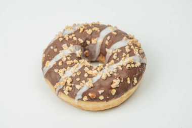 Merkezden biraz uzak bir çöreğin yakın plan fotoğrafı çikolata jöleli, fıstık ezmeli, basit arka plan, kapalı mekan ışıklandırmalı.