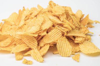 Beyaz bir yüzey üzerinde açık sarı patates cipsi koleksiyonu