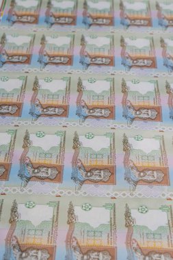 Ukrayna Hryvnia 'sı. Banknotlar, arka plan. Bir rulo basılmış Ukrayna parası. Ukrayna para enflasyonu. Büyük miktarda para birimi.