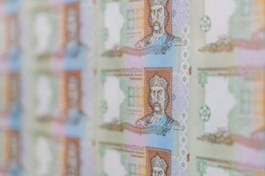 Ukrayna Hryvnia 'sı. Banknotlar, arka plan. Bir rulo basılmış Ukrayna parası. Ukrayna para enflasyonu. Büyük miktarda para birimi.