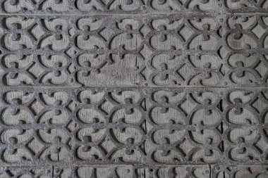 Kahverengi renk paleti ve yumuşak gölgeleri olan yıpranmış, karmaşık geometrik metal tasarımı yakın çekim