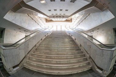 Büyük, cilalı taş merdiven birden fazla kat, kıvrımlı tırabzanlar ve yüksek pencerelerden gelen geniş doğal ışık mermer ya da duvarlardaki benzer maddeler, yumuşak gölgeler, insan veya metin yok.