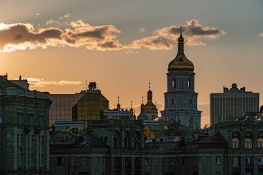 Ukrayna 'nın ana sembolleri - Ukrayna bayrağı ve Ukrayna Ortodoks Kilisesi' nin tapınağı - Ukrayna Bayrağı Ülke Arkaplan Günbatımında Aziz Sophia.