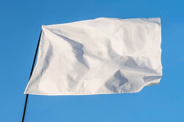 Temiz gökyüzü arkaplanı, yıpranmış kenarlı beyaz bayrak, dikdörtgen bölümler, tasarım ya da metin yok, üçgen asma bölümü, gün ışığı, parlak ışıklandırma