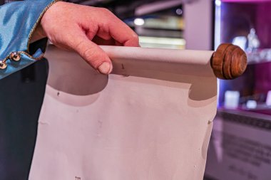 Antik bir silindir ucu, yumuşak ışıklandırılmış oda arka planı, sessiz renkler, gizli tarz, bulanık fon, bastırılmış ton.