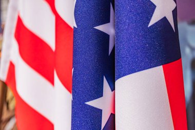 İki hareketli Amerikan bayrağı, kapalı bir arka planda yan yana, sağ bayrak üzerinde canlı mavi yıldızlar, her iki Derinlikte kırmızı ve beyaz çizgiler sıralı önerilen