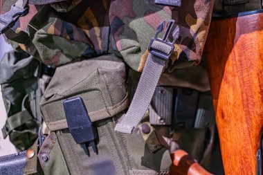 Görüntü, kamuflaj üniforması, ahşap tüfek, açık hava, gün ışığı, kamuflaj deseni, apoletler, hafif kumaş, aksesuar veya kese, cırt cırt cırtlı kapaklar, EQ için eklenti noktası,