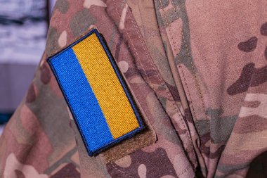 Ukrayna 'nın askeri üniformalarında Ukrayna bayrağı var. Ukrayna 'nın Ukrayna askeri üniformasının üzerinde Ukrayna bayrağı var.
