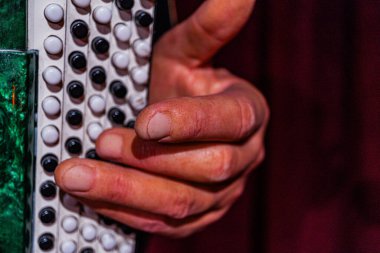 Dekoratif gitar çalan birinin yakın plan fotoğrafı. Eller iş başında. Dinamik parmak hareketlerini ve müzikal bağlılığı vurgular