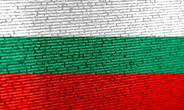 Teknoloji arka planında Bulgaristan bayrağı olan dijital bir kavram. Bulgaristan siber güvenlik, programlama ve dijital egemenlik bağlamında. Bulgaristan 'daki site gelişiminin sembolik görüntüsü.