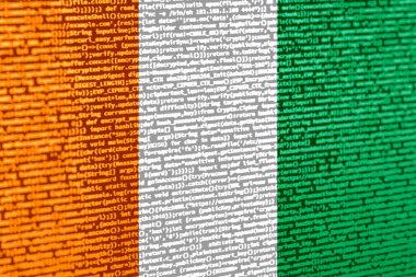 Teknoloji geçmişinde Cote d 'Ivoire bayrağı olan dijital bir kavram. Siber güvenlik, programlama ve dijital egemenlik bağlamında Fildişi Sahili. Cote d 'deki site geliştirmenin sembolik görüntüsü