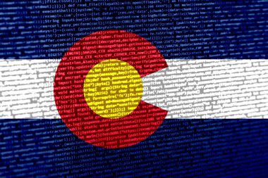 Teknoloji arka planında Colorado bayrağı olan dijital bir kavram. Colorado, siber güvenlik, programlama ve dijital egemenlik bağlamında. Colorado 'daki site gelişiminin sembolik görüntüsü.
