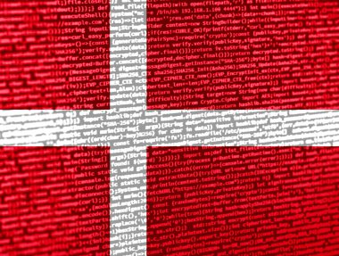 Teknoloji arka planında Danimarka bayrağı olan dijital bir kavram. Siber güvenlik, programlama ve dijital egemenlik bağlamında Danimarka. Danimarka 'da site geliştirmenin sembolik görüntüsü.
