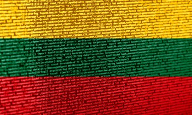 Teknoloji arka planında Litvanya bayrağı olan dijital bir kavram. Litvanya, siber güvenlik, programlama ve dijital egemenlik bağlamında. Litvanya 'da site geliştirmenin sembolik görüntüsü.