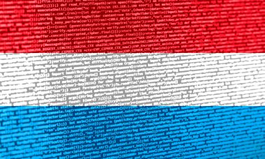 Teknoloji geçmişinde Lüksemburg bayrağı olan dijital bir kavram. Siber güvenlik, programlama ve dijital egemenlik bağlamında Lüksemburg. Lüksemburg 'daki site geliştirmenin sembolik görüntüsü.