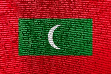 Teknoloji arka planında Maldivler bayrağı olan dijital bir konsept. Siber güvenlik, programlama ve dijital egemenlik bağlamında Maldivler. Maldivler 'de site geliştirmenin sembolik görüntüsü.