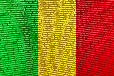Teknoloji arka planında Mali bayrağı olan dijital bir kavram. Mali, siber güvenlik, programlama ve dijital egemenlik bağlamında. Mali 'deki site geliştirmenin sembolik görüntüsü.