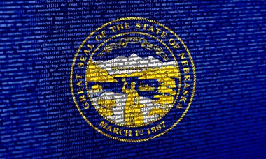 Teknoloji arka planında Nebraska bayrağı olan dijital bir kavram. Siber güvenlik, programlama ve dijital egemenlik bağlamında Nebraska. Nebraska 'da site geliştirmenin sembolik görüntüsü.