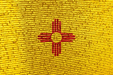 Teknoloji arka planında New Mexico bayrağı olan dijital bir kavram. Siber güvenlik, programlama ve dijital egemenlik bağlamında New Mexico. New Mexico 'daki inşaat alanının sembolik imajı.