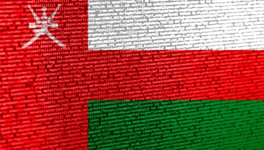 Teknoloji arka planında Umman bayrağı olan dijital bir kavram. Umman, siber güvenlik, programlama ve dijital egemenlik bağlamında. Umman 'da site geliştirmenin sembolik görüntüsü.