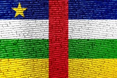 Teknoloji arka planında Orta Afrika Cumhuriyeti bayrağı olan dijital bir kavram. Siber güvenlik, programlama ve dijital egemenlik bağlamında Orta Afrika Cumhuriyeti. Sembolik resim