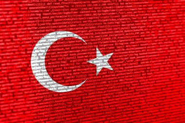 Teknoloji arka planında Türkiye bayrağı olan dijital bir kavram. Siber güvenlik, programlama ve dijital egemenlik bağlamında Türkiye. Türkiye 'de site geliştirmenin sembolik görüntüsü.