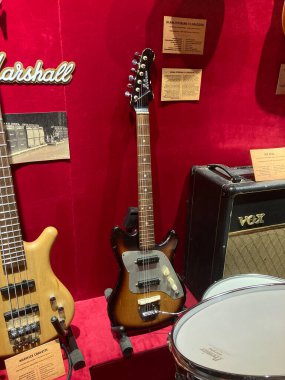 Kırmızı kadife sahne Kyiv, Ukrayna 06-19-2022 'de üç gitar, dik bas ve vintage yükseltici koleksiyonu