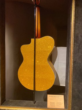Altın parıltılı gitar şeklindeki karton kutu, içi köpükle dolu, etiketli içi boş, tarafsız arka plan Kyiv, Ukrayna 06-19-2022