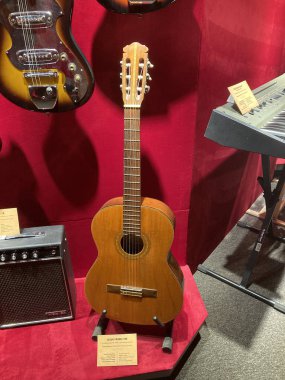 Müzikal enstrümanların kapalı alanda sergilenmesi, iki gitara odaklanmak klasik koyu renk bir final, yuvarlak vücut ve elektirikli-akustik gitar daha hafif bitiş, yankesici, Kyiv, Ukrayna 06-19-2022