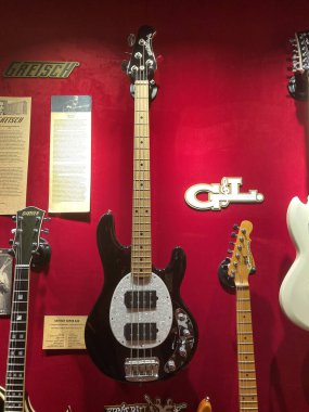 Gitar, bas gitar, çeşitli tasarımlar, renkler, boyutlar, yankesiciler, eşsiz dizayn beyzbol oyuncusu, Dodgers, tepeden aydınlatma, Kyiv, Ukrayna 06-19-2022