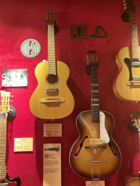 Kyiv, Ukrayna 06-19-2022 için sağlanan üst metin 'de her biri görünür sicimler ve alıcılarla gösterilen akustik gitar koleksiyonu Brand etiketli müzik noteslogosu